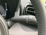 レバーには操作位置を示す表示が配置され、運転席から目に入りやすい設計です。灯火類に関する表示もまとまり、必要な項目を確認しやすく、日常の運転をサポートします。