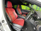 【専用革スポーツシート】ホールド性に優れ、カーブ時の体が流れを抑制してくれます。また、体にフィットするから腰や背中が疲れにくく、ロングドライブや高速走行でも快適にお過ごしいただけます♪