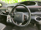 手元には複数のスイッチがまとまり、運転姿勢のまま機能を使い分けやすい配置です。握りやすい形状で、操作部を見渡しやすく、毎日の運転をサポートします。