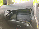 助手席前の収納スペースは、開閉式のふた付きです。車内で小物をまとめておきたいときに使いやすく、助手席からも手が届きやすい位置に設けられています。