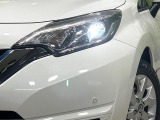【LEDヘッドライト】悪天候や夜間走行時も良好な視界を確保し安心して運転できる高輝度LEDヘッドライトを装備!点灯速度が早く、消費電力も抑えられています。