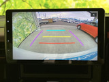 後方の様子を画面で確認しながら駐車をサポート。ガイドラインも表示され、車庫入れや狭い場所での切り返し時に位置関係を把握しやすく、毎日の駐車に役立ちます。