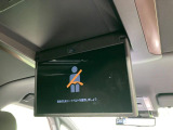 【フリップダウンモニター】大画面モニターで後席でもエンタメをお楽しみいただけます。小さなお子様にも大人気の装備です♪