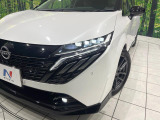 【LEDヘッドライト】悪天候や夜間走行時も良好な視界を確保し安心して運転できる高輝度LEDヘッドライトを装備!点灯速度が早く、消費電力も抑えられています。