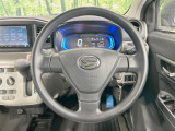 インテリアに合わせたデザインのステアリングは、運転される方のことも考え、運転しやすい形状、大きさです。是非一度、実際に触ってお確かめください。