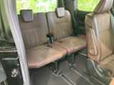 3列目シートも快適で、大人の方でもゆったりと過ごせます。家族みんなで快適なカーライフをお楽しみください。