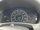 視認性の高いメーター類は、運転に必要な情報を的確に伝えます。落ち着いたデザインで、運転に集中できる空間を演出します。