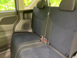 運転席と助手席が並ぶ前席は、窓から外の様子を確認しやすい配置です。シートは落ち着いた色合いで、ドアや足元もまとまりがあり、日常使いしやすい室内です。