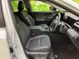 運転席まわりは視界が開け、前方や周囲の状況を確認しやすいレイアウトです。シートにはゆとりある座面が備わり、落ち着いて過ごせる空間。乗り降りもしやすい印象です。