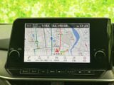 見やすい地図表示で、運転に集中できます。交通情報もリアルタイムで確認でき、渋滞回避にも役立ちます。安全運転をサポートします。
