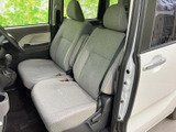 前席は運転席と助手席が並び、明るい色合いのシートが車内をやさしい雰囲気に整えます。窓から外を見渡しやすく、助手席の方にも落ち着いて過ごしていただけます。