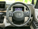 握りやすい形状のステアリングは、長時間の運転でも疲れにくい設計です。操作に必要なスイッチ類も配置されており、スムーズな運転操作をサポートします。快適なドライビング体験を。