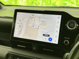 大画面に地図を表示でき、現在地や周辺の道を確認しながら目的地までの移動をサポートします。画面脇には各種メニューも並び、必要な項目を選びやすい構成です。