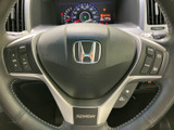 握りやすいステアリングは、運転操作をスムーズにします。操作性も良く、快適なドライビングをサポートします。