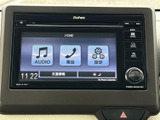 画面にはオーディオ、電話、設定の項目が表示され、タッチ操作で目的のメニューを選びやすい構成です。物理ボタンやダイヤルも備わり、画面を見ながら扱いやすい配置。日々の移動をサポートする便利な装備です。