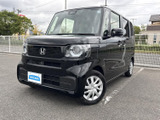 角ばったデザインで、力強い印象のフロントマスクです。ヘッドライトの形状もシャープで、未来的な雰囲気を醸し出しています。