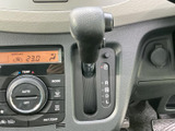レバーには各設定を示す表示がまとまり、運転席から目で確認しやすい配置です。前後の操作項目が整理されており、天候に合わせた設定を選ぶ際にも分かりやすく便利です。
