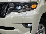 【LEDヘッドライト】悪天候や夜間走行時も良好な視界を確保し安心して運転できる高輝度LEDヘッドライトを装備!点灯速度が早く、消費電力も抑えられています。