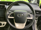 握りやすいステアリングは、運転操作をスムーズにします。オーディオやハンズフリー通話の操作もステアリングから可能で、運転に集中できます。