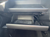 【グローブボックス】大容量のグローブボックスです!!車検証ケース他、日頃使う小物類の収納スペースもたくさんあります!