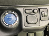 運転席まわりに、電源ボタンやミラー調整用のスイッチがまとまっています。各部の表示を見ながら操作でき、日常の準備をスムーズに行いやすい配置です。