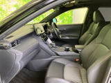 助手席から運転席まで見渡しやすく、前方の視界にも配慮された室内です。シートやドアまわりは色調が統一され、ゆったりとした座席でくつろいでお乗りいただけます。