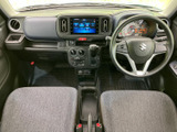 センターに画面を配置した運転席まわりで、表示を確認しやすいレイアウトです。バック時の映像表示については、実際の画面の切り替わりや見え方を店頭でご確認ください。