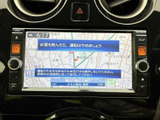 運転席からの視認性を高める大型ディスプレイ。道案内でスムーズな移動をサポートします。安全運転を促すメッセージも表示。