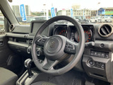 運転席まわりは前方の視界が広く、メーターや画面を確認しやすいレイアウトです。シートは身体を受け止める形状で、乗り降りの際にも車内の様子を見渡しやすく、日常使いに便利です。