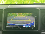 後方の様子をモニターで確認しながら駐車でき、画面上のガイド表示が車庫入れをサポートします。周囲を直接確認しつつ、バック時の目安として活用できます。