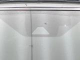 【プリクラッシュセーフティ】前方の車両等を検知し、衝突しそうな時は警報で注意を促し、ブレーキを踏む力をサポート。ブレーキを踏めなかった場合は衝突被害軽減ブレーキが作動、衝突回避をサポートします。