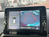 後方映像に加えて車両周辺の様子も画面で確認でき、駐車時の周囲確認をサポートします。ガイド表示もあり、狭い場所での切り返しや駐車位置の目安に役立ちます。