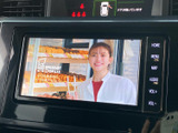 テレビ映像を楽しめる画面を備えており、停車中の待ち時間に番組を視聴できます。画面も見やすく、休憩中などに気軽に活用できる装備です。視聴は停車時にお楽しみください。
