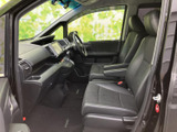 運転しやすいように設計されたコックピットです。視界が広く、操作性にも優れています。安全運転をサポートする機能も充実しています。