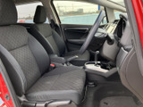 前席は座面と背もたれにゆとりがあり、落ち着いて過ごせる空間です。運転席まわりまで見通しやすく、乗り降りの際も足元を確認しやすい造り。普段の移動から長めのお出かけまで快適にお使いいただけます。