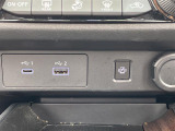 【USB端子】USB接続もついていますので携帯などの電子機器の充電にも使えて便利です♪