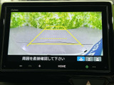 後方の映像に進路目安のガイド線が表示され、駐車時に周囲との距離を確認する際に役立ちます。画面上で後方の様子を確かめられるため、車庫入れや狭い場所での取り回しをサポートしてくれる装備です。