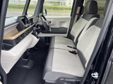 シンプルで機能的なデザインの運転席。操作しやすい配置で、快適なドライブをサポートします。