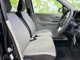 明るい色合いのシートとドア内張りで、運転席まわりに開放感があります。座面と背もたれはゆったりした印象で、前方の視界も確保しやすく、毎日の移動に便利です。
