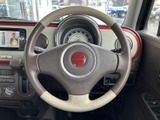 握る位置が分かりやすい形状で、運転中も前方を見ながら扱いやすいステアリングです。メーターや各種スイッチとの位置関係も確認しやすく、毎日の移動を落ち着いてサポートします。