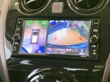 後方の映像に加えて車両周辺を上から見た表示も確認でき、駐車時の周囲確認をサポートします。画面内のガイド表示を目安にできるため、限られた場所での駐車にも心強い装備です。