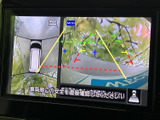 後方の映像に加え、車両周辺を確認できる表示も備わり、駐車時の周囲確認をサポートします。画面上のガイドを目安に車庫入れや幅寄せを行えるため、慣れない場所での駐車にも心強い装備です。