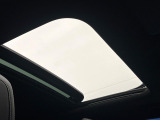 ●サンルーフ:開放感たっぷりの希少装備、サンルーフが装着されています!車内に明かりを取り入れたり景色を楽しむ以外にも、車内の空気も簡単に換気できて快適です!
