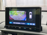 後方の映像と車両周囲の表示を画面で確認でき、駐車時の周辺確認をサポートします。目安となるガイド線も表示されるため、駐車位置を調整する際に便利です。