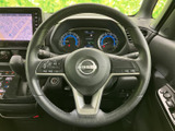 ステアリングには複数のスイッチが配置され、運転席から手元で各種操作を行えます。メーターやナビ画面も前方にまとまっており、運転中に必要な情報を確認しやすい環境です。