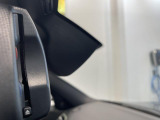 自動防眩機能を備えたルームミラー。ETC車載器を搭載しておりスタイリッシュかつ機能性を兼ね備えております。