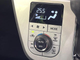 【オートエアコン】一度お好みの温度に設定すれば、車内の温度を検知し風量や温度を自動で調整。暑い&hellip;寒い&hellip;と何度もスイッチ操作をする必要はありません。快適な車内空間には必須の機能ですね♪