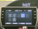 お気に入りの音楽をいつでも楽しめます。CDやラジオはもちろん、Bluetooth接続でスマートフォン内の楽曲も再生可能。車内での時間を豊かにします。