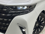 【三眼LEDヘッドライト】スタイリッシュな見た目の三眼LEDヘッドライトを装備♪スタイルだけでなく、夜間の走行も視界良好で安心してお乗りいただけます。
