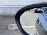 【BSM(ブラインドスポットモニター)】隣車線上の側方および後方から接近する車両を検知すると、検知した側のドアミラーが点灯。その状態でウインカーを出すと、インジケーターの点滅と警報音で警告します。